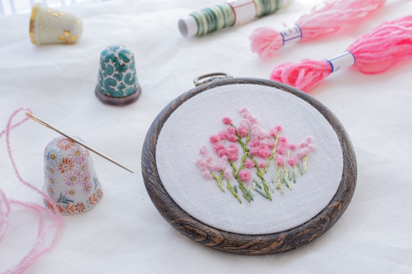 カリフォルニアローズの花の刺繍製作キット_A.F.E 06  〜オリジナルモール糸で簡単に刺繍できる花刺繍シリーズ〜 2枚目の画像