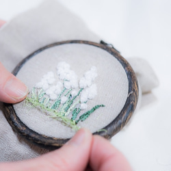 スズランの花の刺繍製作キット_A.F.E 03  〜オリジナルモール糸で簡単に刺繍できる花刺繍シリーズ〜 7枚目の画像
