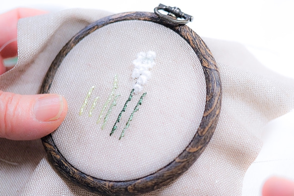 スズランの花の刺繍製作キット_A.F.E 03  〜オリジナルモール糸で簡単に刺繍できる花刺繍シリーズ〜 6枚目の画像