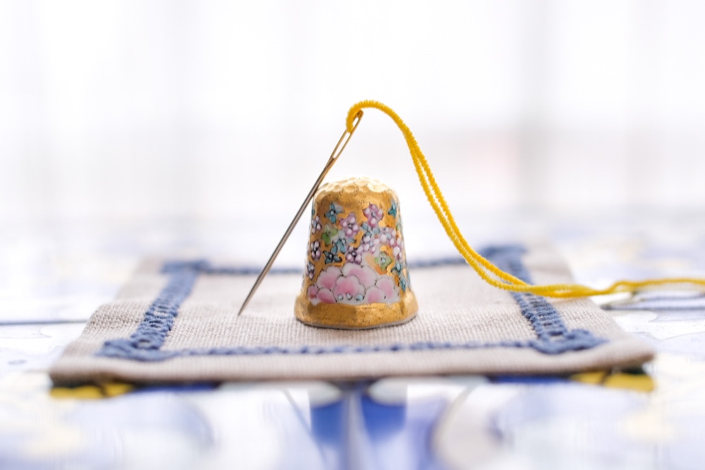 【九谷焼シンブルNo.26金襴手】デスク周り・サイドボード・お宅のちょっとしたスペースに高級九谷焼を飾りませんか