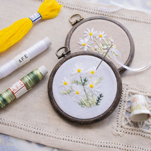 マーガレットの刺繍製作キット_A.F.E 07 〜オリジナルモール糸で マーガレットの刺繍製作キット_A.F.E 07 〜オリジナルモール糸で