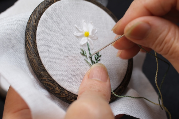 マーガレットの刺繍製作キット_A.F.E 07  〜オリジナルモール糸で簡単に刺繍できる花刺繍シリーズ〜 8枚目の画像