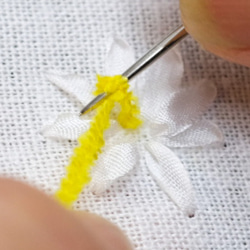 マーガレットの刺繍製作キット_A.F.E 07  〜オリジナルモール糸で簡単に刺繍できる花刺繍シリーズ〜 6枚目の画像