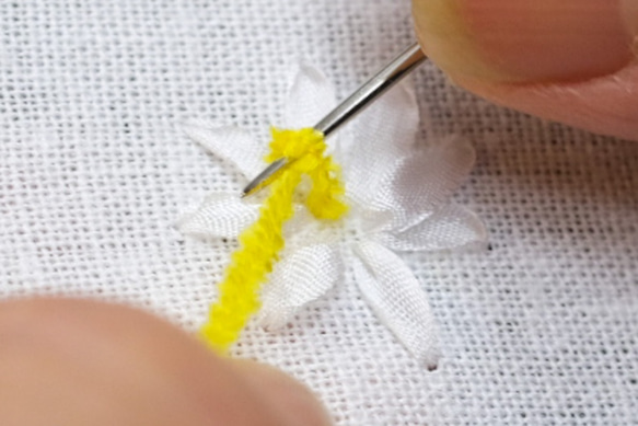 マーガレットの刺繍製作キット_A.F.E 07  〜オリジナルモール糸で簡単に刺繍できる花刺繍シリーズ〜 6枚目の画像