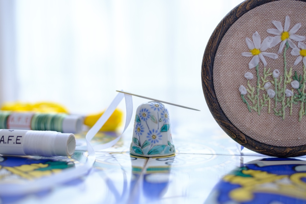 【九谷焼シンブル No.39　紫苑の花】デスク周り・サイドボード・お宅のちょっとしたスペースに高級九谷焼を飾りませんか