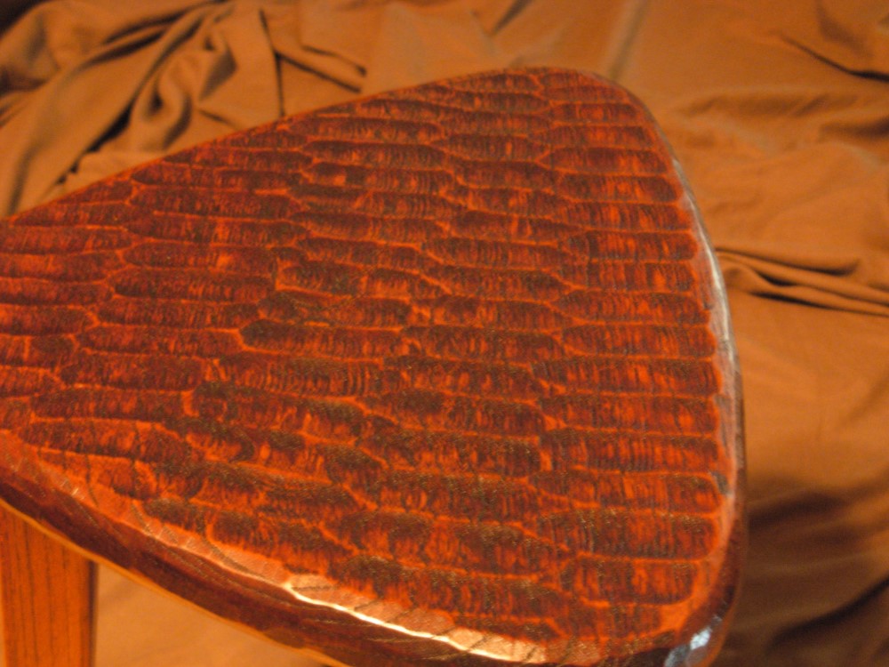 けやきの三角スツール（42㎝、拭き漆、でこぼこ）