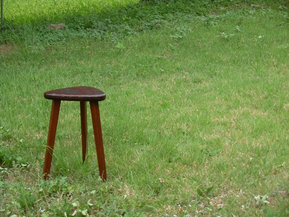 けやきの三角スツール（46㎝、拭き漆、でこぼこ）