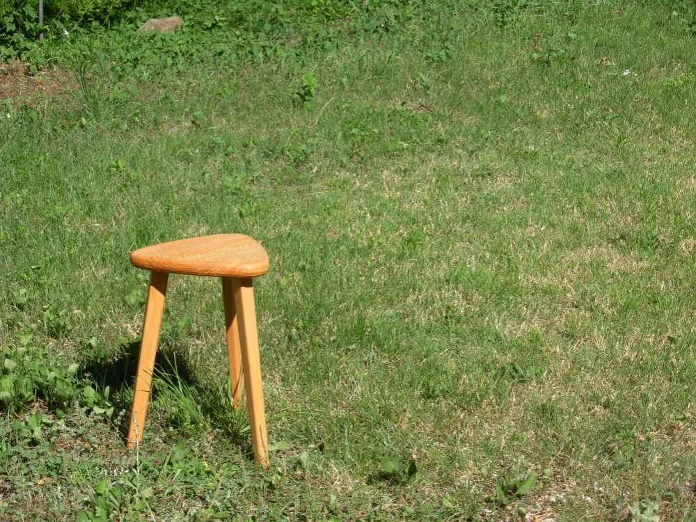 けやきの三角スツール（46㎝、木地色、でこぼこ）