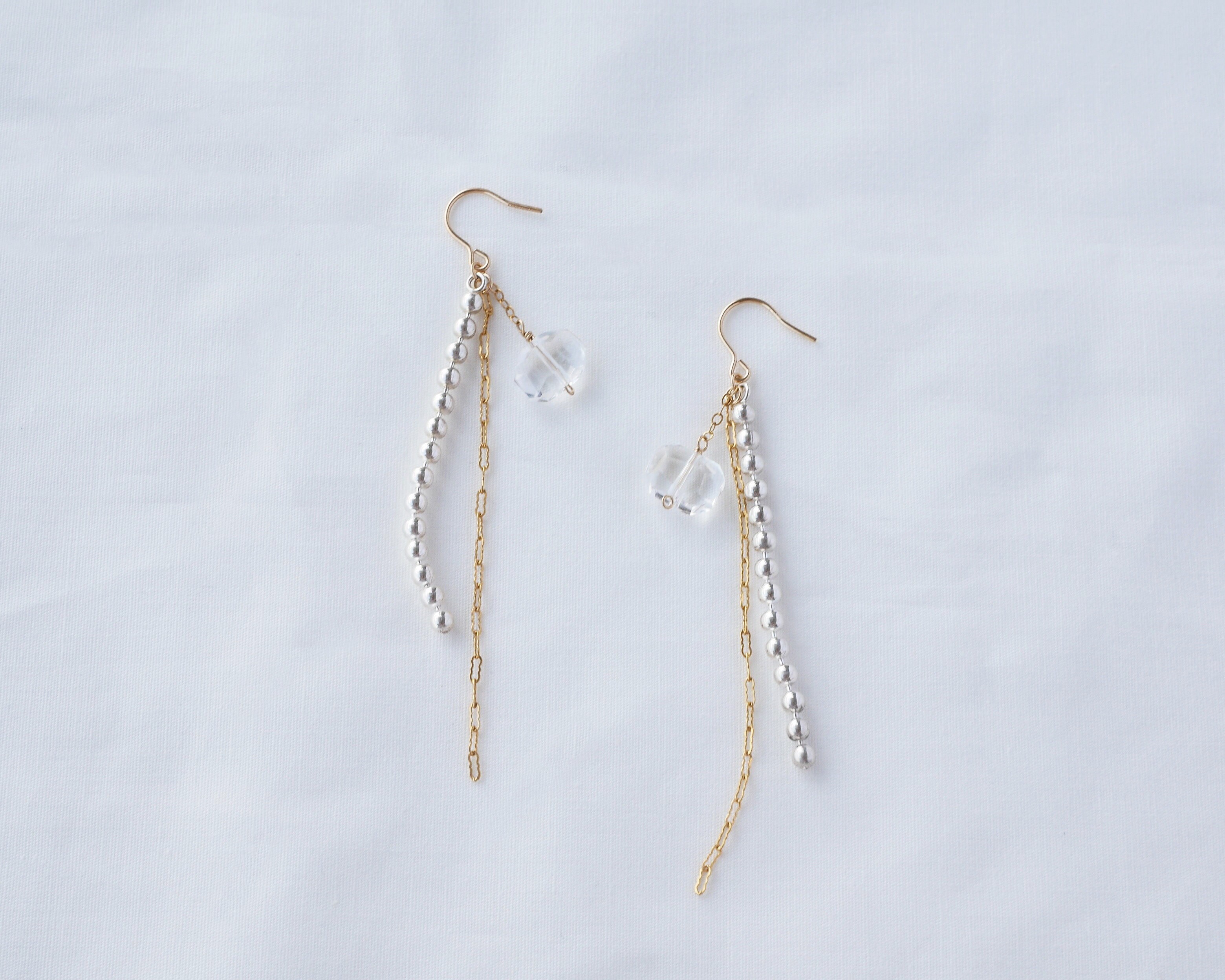 14kgf/SV925 ミックスチェーンとクリスタルが揺れるフックピアス