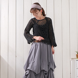 溫暖的手工針織上衣，寬鬆的針織感，花卉圖案，喇叭袖，棉質布料，黑色。 第2張的照片