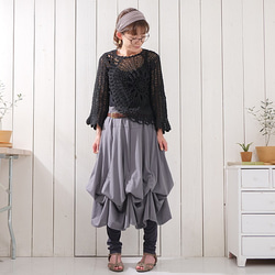 溫暖的手工針織上衣，寬鬆的針織感，花卉圖案，喇叭袖，棉質布料，黑色。 第3張的照片