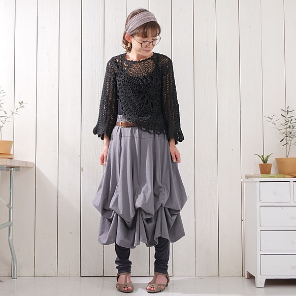 溫暖的手工針織上衣，寬鬆的針織感，花卉圖案，喇叭袖，棉質布料，黑色。 第3張的照片