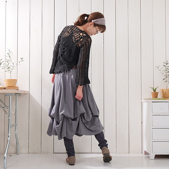 溫暖的手工針織上衣，寬鬆的針織感，花卉圖案，喇叭袖，棉質布料，黑色。 第4張的照片