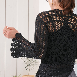 溫暖的手工針織上衣，寬鬆的針織感，花卉圖案，喇叭袖，棉質布料，黑色。 第6張的照片