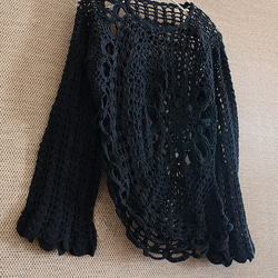 溫暖的手工針織上衣，寬鬆的針織感，花卉圖案，喇叭袖，棉質布料，黑色。 第7張的照片