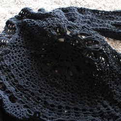 溫暖的手工針織上衣，寬鬆的針織感，花卉圖案，喇叭袖，棉質布料，黑色。 第8張的照片