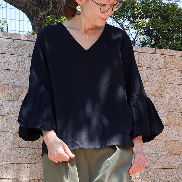 ボリューム感のあるバルーン袖＊着回しマストアイテム＊無地＊Vネック  