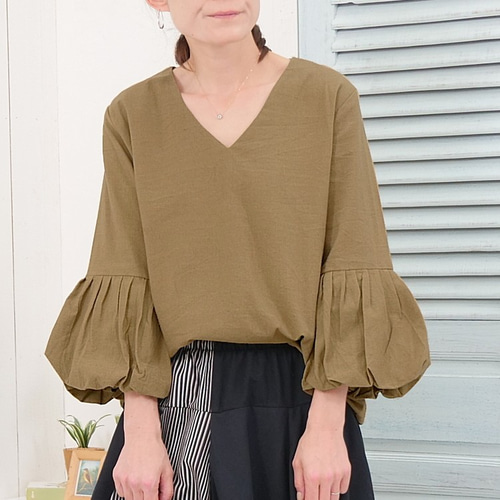 ボリューム感のあるバルーン袖＊着回しマストアイテム＊Vネック  
