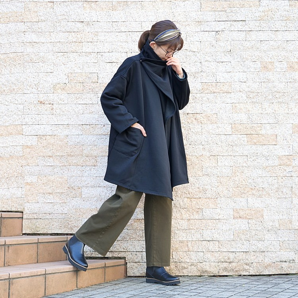 補貨 x 4 * 2 種尺寸可選 * 輕盈保暖 * 羊毛 * 椰子扣環開合 * 寬領 * 落肩外套 * 黑色 第8張的照片