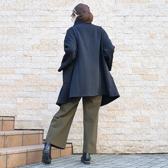 補貨 x 4 * 2 種尺寸可選 * 輕盈保暖 * 羊毛 * 椰子扣環開合 * 寬領 * 落肩外套 * 黑色 第9張的照片