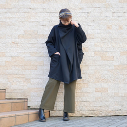 補貨 x 4 * 2 種尺寸可選 * 輕盈保暖 * 羊毛 * 椰子扣環開合 * 寬領 * 落肩外套 * 黑色 第10張的照片