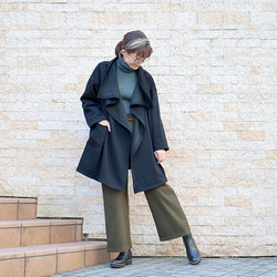 補貨 x 4 * 2 種尺寸可選 * 輕盈保暖 * 羊毛 * 椰子扣環開合 * 寬領 * 落肩外套 * 黑色 第12張的照片