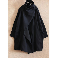 補貨 x 4 * 2 種尺寸可選 * 輕盈保暖 * 羊毛 * 椰子扣環開合 * 寬領 * 落肩外套 * 黑色 第13張的照片