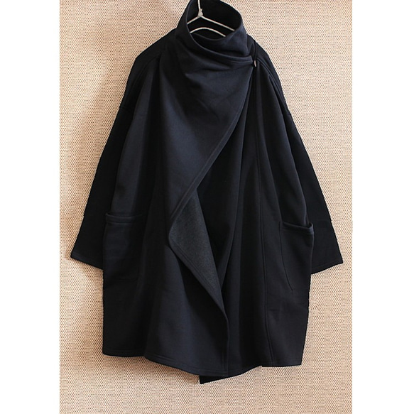 補貨 x 4 * 2 種尺寸可選 * 輕盈保暖 * 羊毛 * 椰子扣環開合 * 寬領 * 落肩外套 * 黑色 第13張的照片