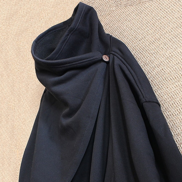補貨 x 4 * 2 種尺寸可選 * 輕盈保暖 * 羊毛 * 椰子扣環開合 * 寬領 * 落肩外套 * 黑色 第14張的照片