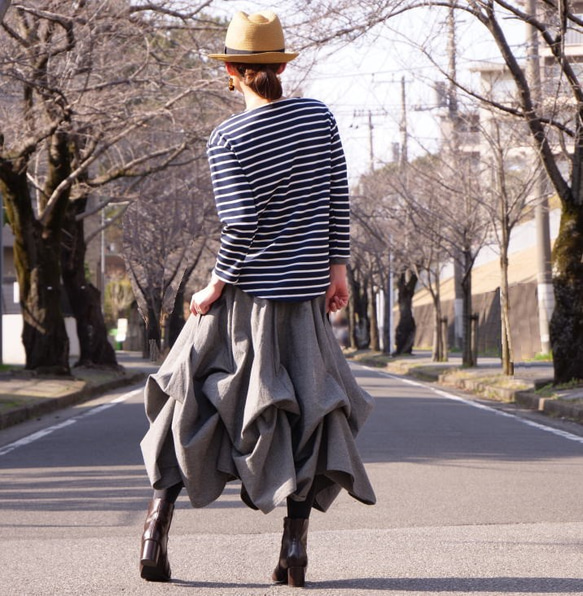 銷量超過1500件！ 【自由調節半身裙】經典百搭的原創單品 * 一件讓你愛不釋手多年的單品 * 每一個動作都展現優美身形 * 灰 第8張的照片