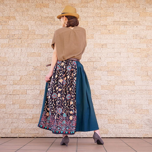 8美品　バラ色の暮し　ベルベット　フレア　ロングスカート　刺繍　花柄　ボタン　青 8美品 バラ色の暮し ベルベット フレア ロングスカート 刺繍 花