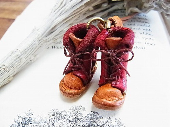 小人の編み上げブーツ ネックレス　レッド【もりや　ゆか】牛革　本革　革靴　靴　森　キュート　リアル　こびと 1枚目の画像