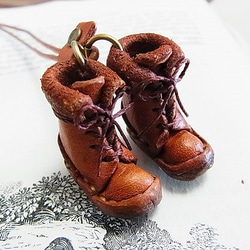 小人の編み上げブーツ ネックレス　キャメル【もりや　ゆか】牛革　本革　革靴　靴　森　キュート　リアル　こびと 1枚目の画像