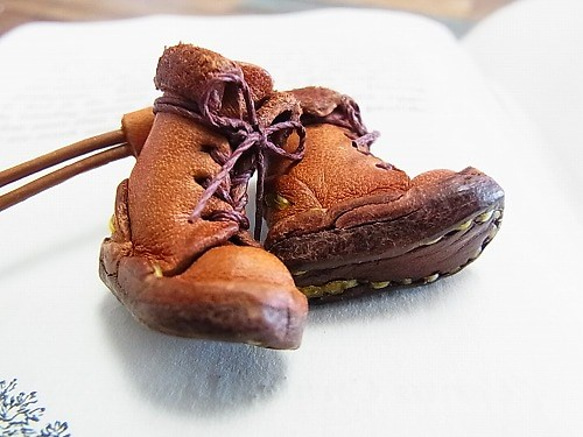 小人の編み上げブーツ ネックレス　キャメル【もりや　ゆか】牛革　本革　革靴　靴　森　キュート　リアル　こびと 4枚目の画像