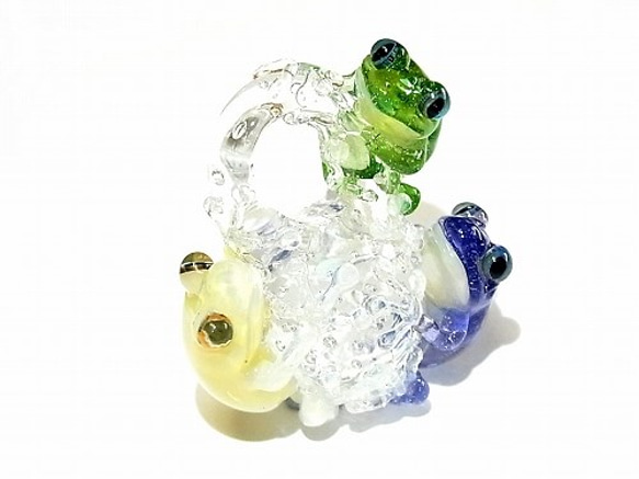 楽し 【 kengtaro / ケンタロー 】 楽しそうに集まる三匹の蛙 ボロシリケイトガラス 1枚目の画像