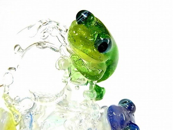 楽し 【 kengtaro / ケンタロー 】 楽しそうに集まる三匹の蛙 ボロシリケイトガラス 2枚目の画像