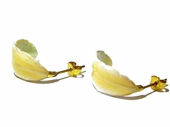 『 フェザー ピアス 』アクセサリー ジュエリー 羽　鳥の羽　真鍮　かわいい 個性的 フェミニン ナチュラル インポート 3枚目の画像