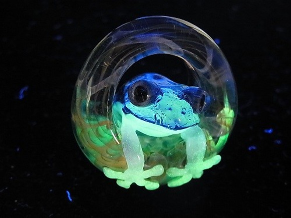 青蛙的腳步在一個水坑七條kengtaro健太郎]小漣漪硼矽玻璃工匠作家青蛙蔓延 第4張的照片