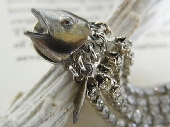 サカナブローチ【Tiny tail】ジュエリー　ラインストーン　作家　鱗　魚　海　個性的　デザイン　シルバー　SV９２５ 2枚目の画像