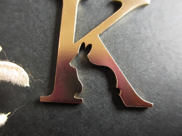 kakurenbo K×ウサギ ネックレス【Tiny tail】イニシャル　アルファベット　かくれんぼ　真鍮　ゴールド 3枚目の画像