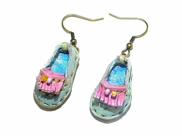 莫卡辛耳環（顏色：淺藍×生動粉紅色）[由香守谷]手工手工可愛鞋的鞋 第2張的照片