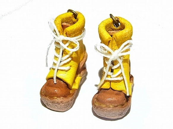 ヒモブーツ ピアス ( カラー： イエロー )【 もりや　ゆか 】 ハンドメイド 手作り かわいい 靴 くつ おしゃれ 1枚目の画像