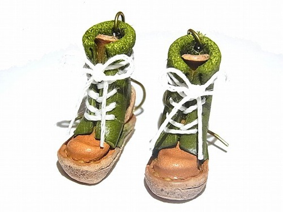 ヒモブーツ ピアス ( カラー： グリーン )【 もりや　ゆか 】 ハンドメイド 手作り かわいい 靴 くつ おしゃれ 1枚目の画像