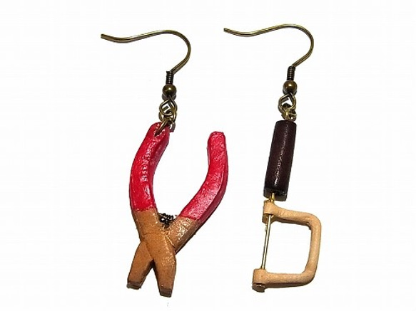 皮革線鋸和鉗子耳環（顏色：紅色）[Moriya Yuka]手工製作手工皮革微型木工 第1張的照片