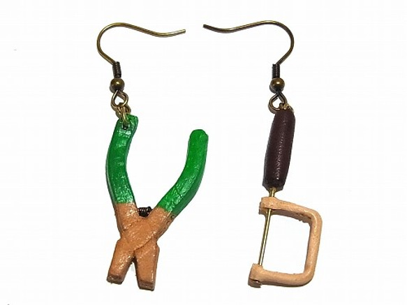 皮革線鋸和鉗子耳環（顏色：綠色）[Moriya Yuka]手工製作手工皮革微型 第1張的照片