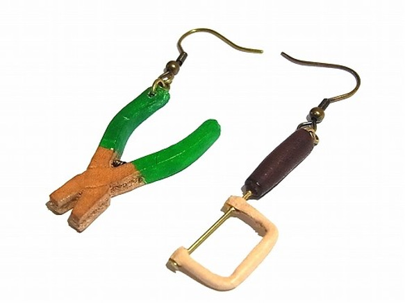 皮革線鋸和鉗子耳環（顏色：綠色）[Moriya Yuka]手工製作手工皮革微型 第2張的照片
