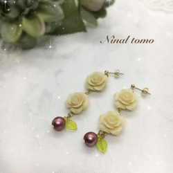 真っ白な薔薇ピアス 2枚目の画像