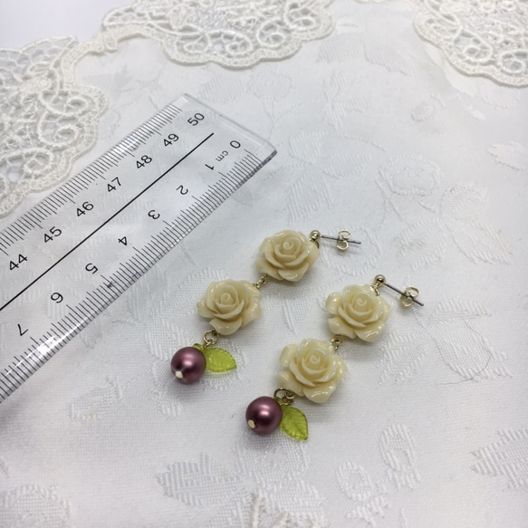 真っ白な薔薇ピアス 3枚目の画像