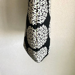 《受注製作》北欧柄ブラック花柄サークル丸いライントートバッグ 6枚目の画像