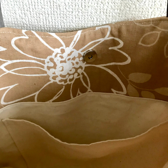 ベージュの大きな花柄の丸いライントートバッグ 6枚目の画像